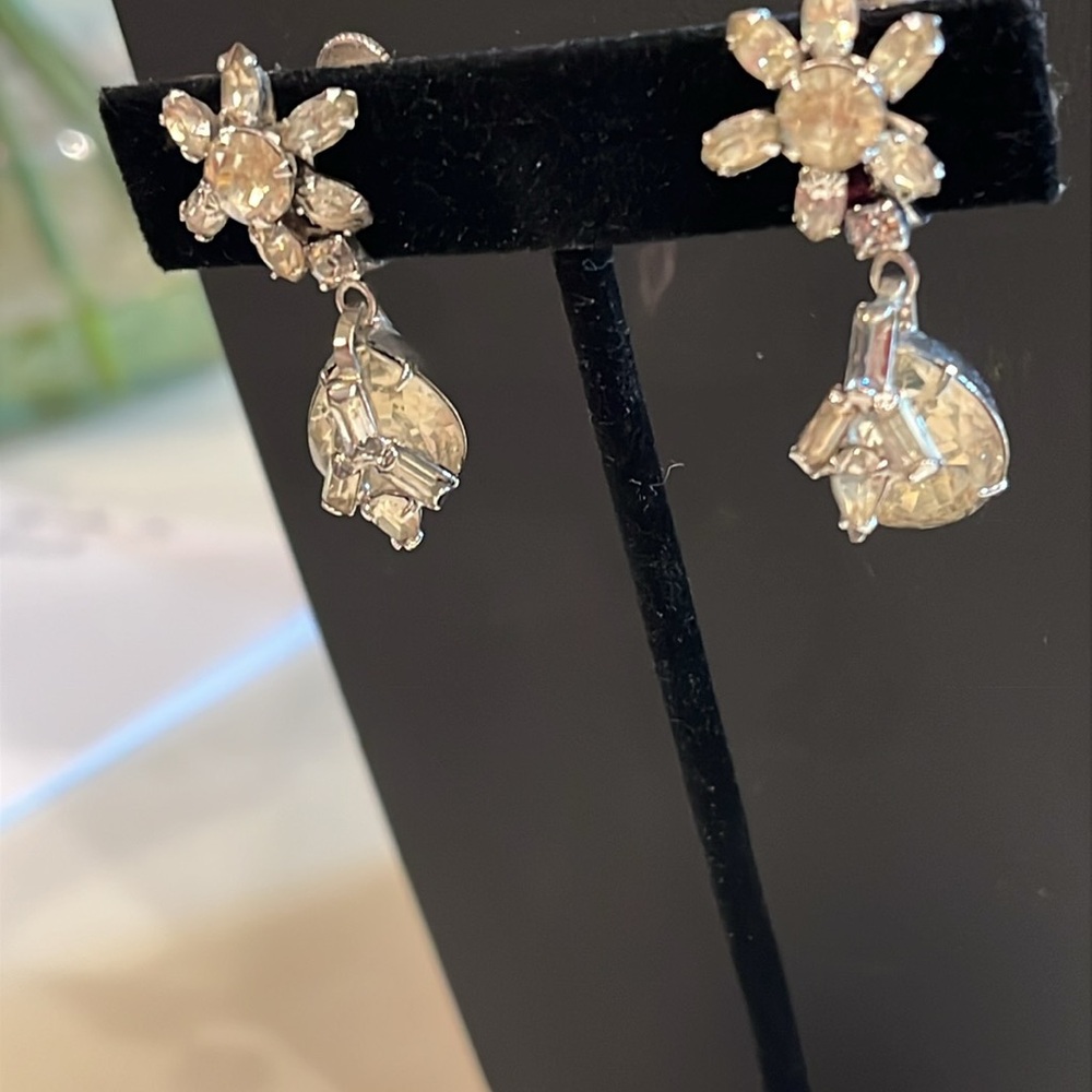 Volupte Vintage Rhinestone Necklace & Screw Back Earring Set. Beyond Exquisite. - Picture 4 of 16